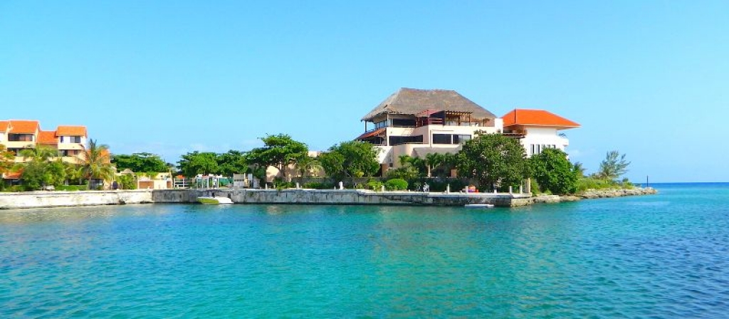 Single family lot with amenities for sale in Puerto Aventuras
