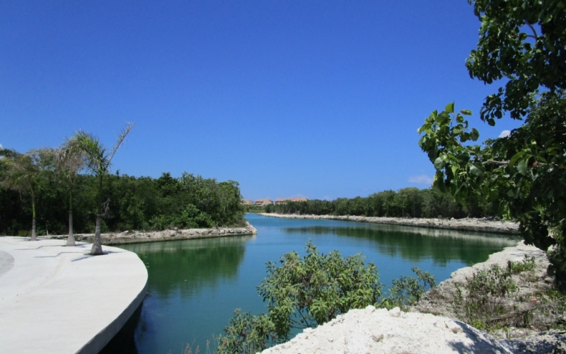 Lot in Gated community Puerto Aventuras, amenities for the whole family, access to the beach, golf course, marina for sale.