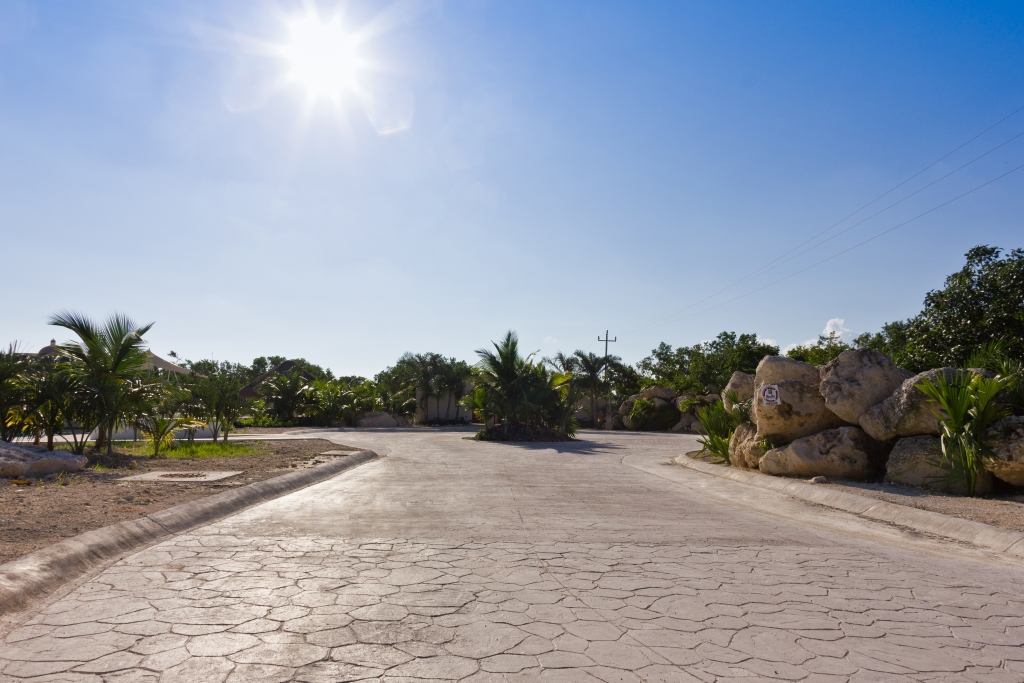Lot in Gated community Puerto Aventuras, amenities for the whole family, access to the beach, golf course, marina for sale.