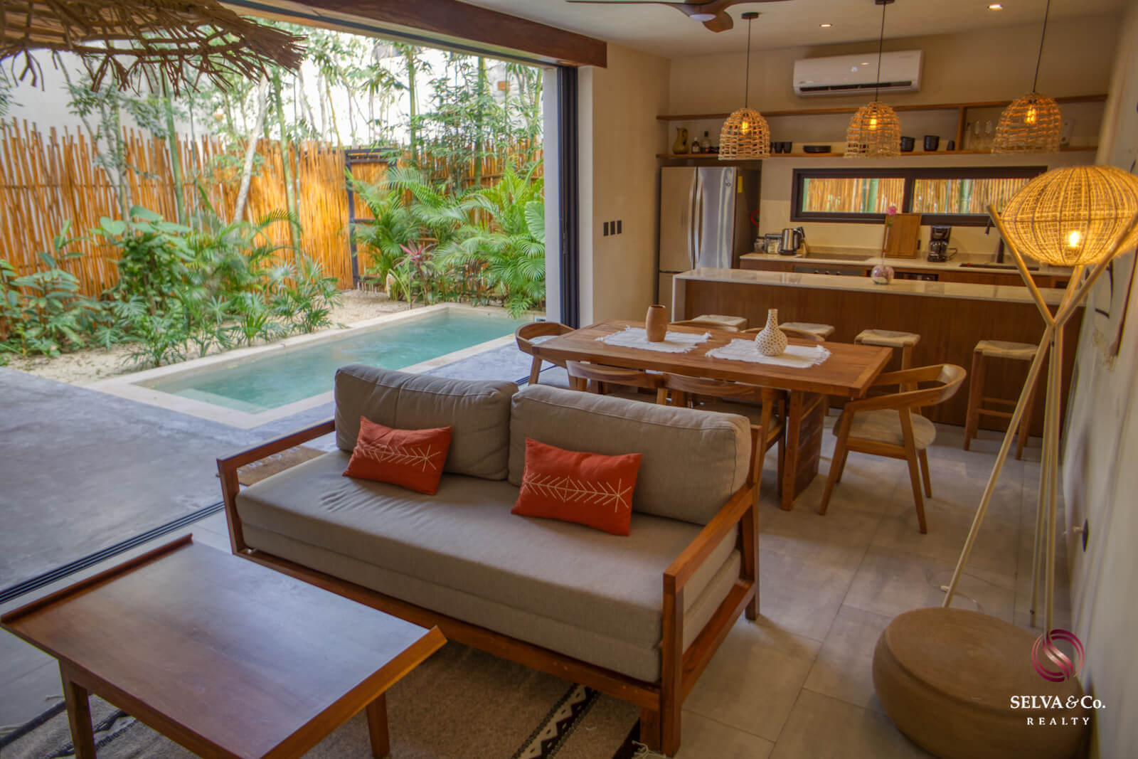 Villa con alberca privada , 2 Rec. +estudio, en residencial privado, rodeado de selva, con restaurante, co-working, area de yoga y fitness,