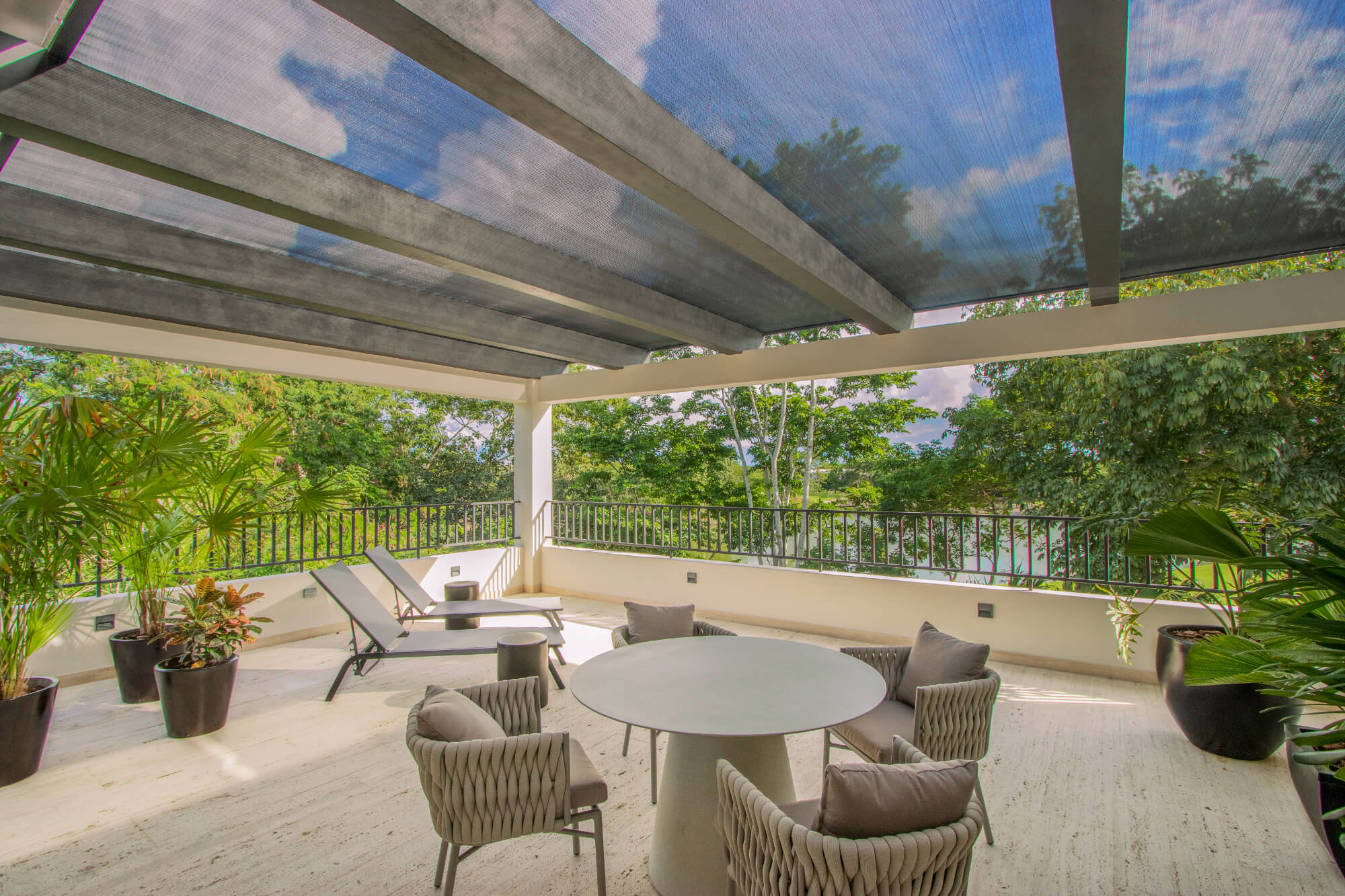 Casa con alberca privada en residencial con campo de golf y casa club con amenidades, Yucatan Country Club, en venta en Mérida.