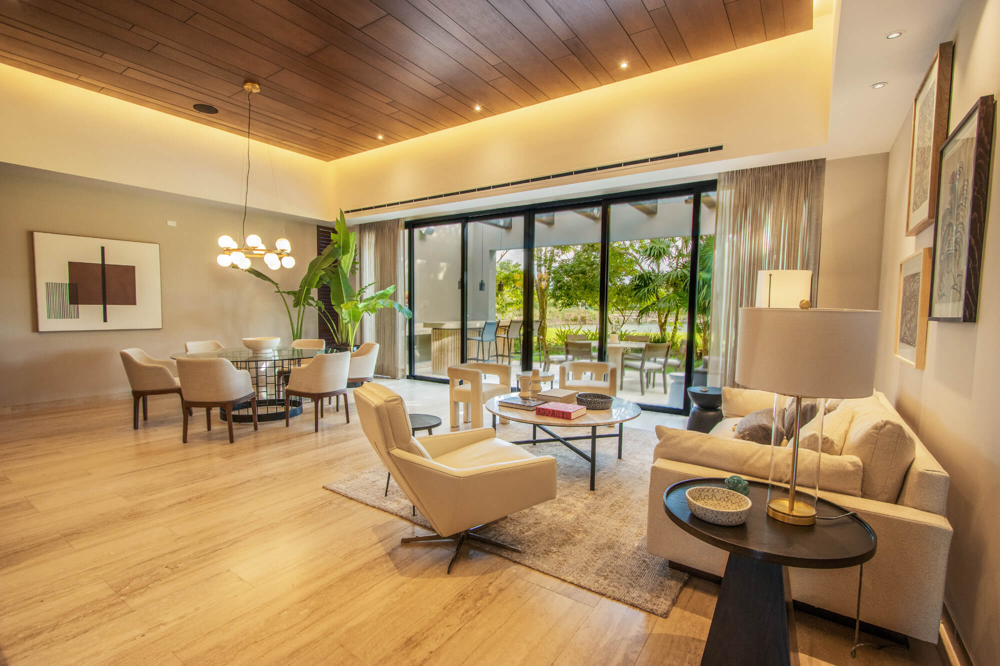 Casa con alberca privada en residencial con campo de golf y casa club con amenidades, Yucatan Country Club, en venta en Mérida.