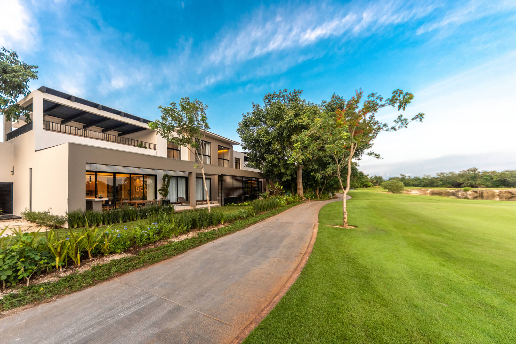Casa en campo de golf,  jardín con alberca privada, área de juegos para niños y mas amenidades, en Yucatan Country Club, venta Merida.