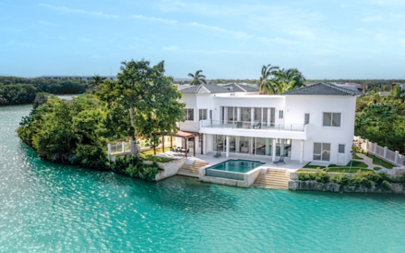 Residencia frente al lago, alberca privada, doble altura, en residencial con casa club y amenidades de lujo, Lagos del Sol, venta en Cancun.