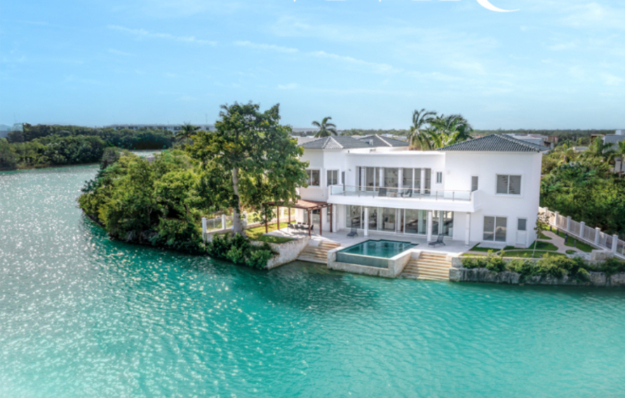 Residencia frente al lago, alberca privada, doble altura, en residencial con casa club y amenidades de lujo, Lagos del Sol, venta en Cancun.