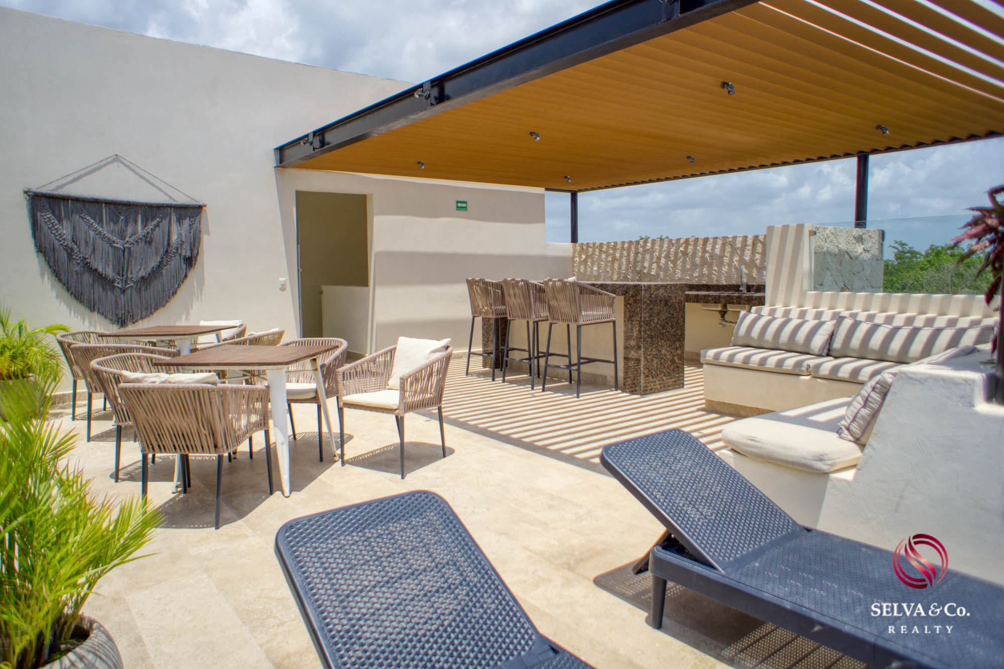 Departamento con terraza amplia de 35 m2, area de yoga, area de asadores, 2 albercas con areas lounge, pre construccion, venta Tulum.