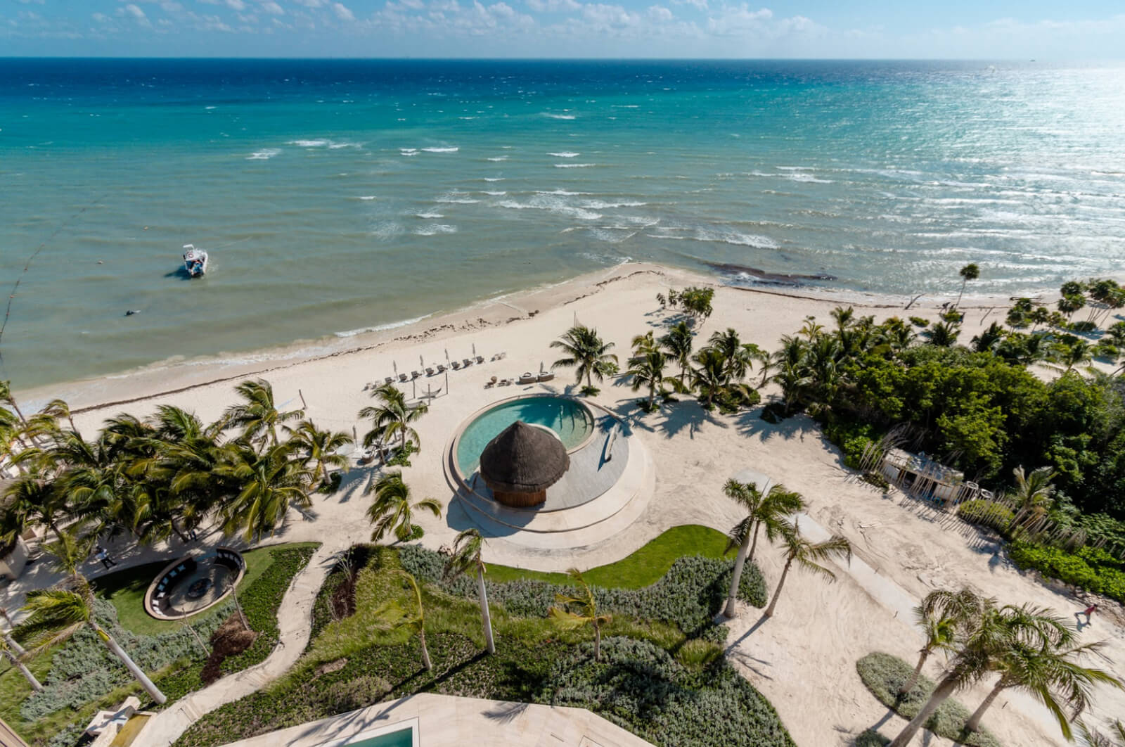 Departamento de lujo con club de playa, campo de golf y amenidades de hotel, en venta Playa del Carmen.