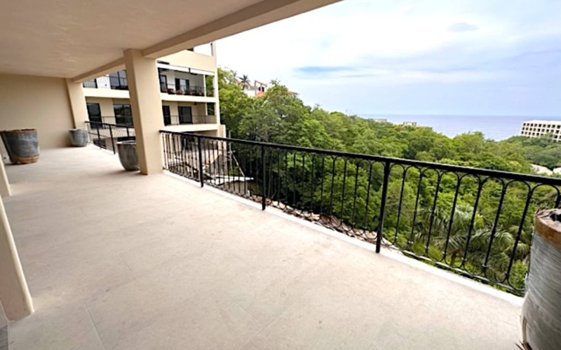 Ocean view penthouse with large terrace, service room with full bathroom, pool, near Arrocito beach, for sale in Huatulco