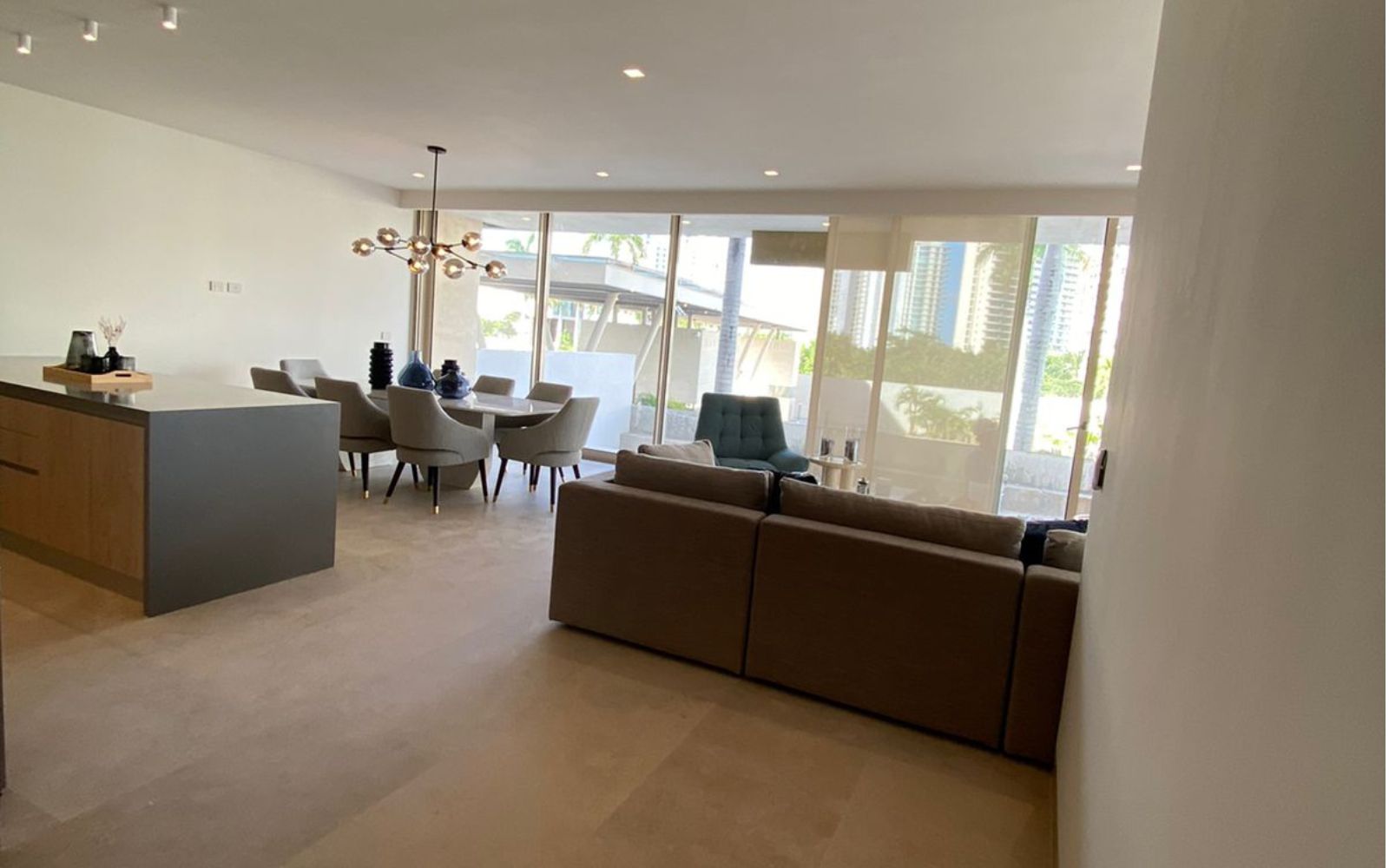 Apartment with beach club facing the sea, swimming pool, paddle tennis court and playroom in , Cancún.