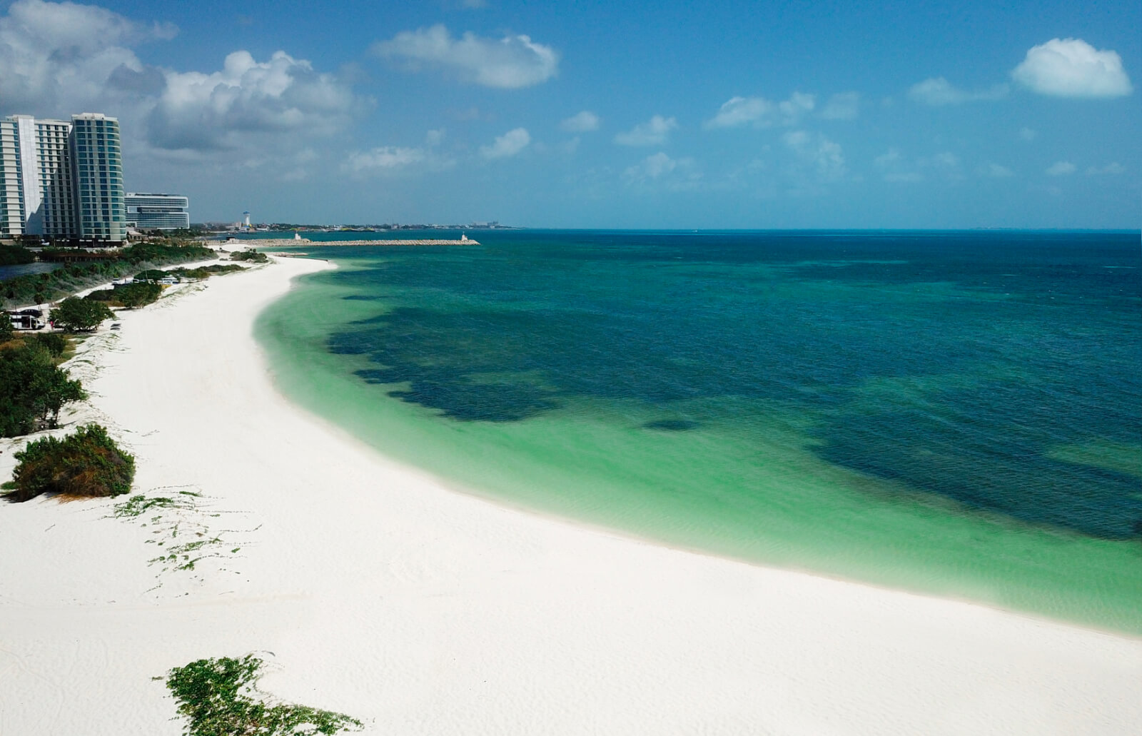 Departamento con Club de playa frente al mar, Alberca, gym y Salón de eventos, en   Costa mujeres, Cancun.