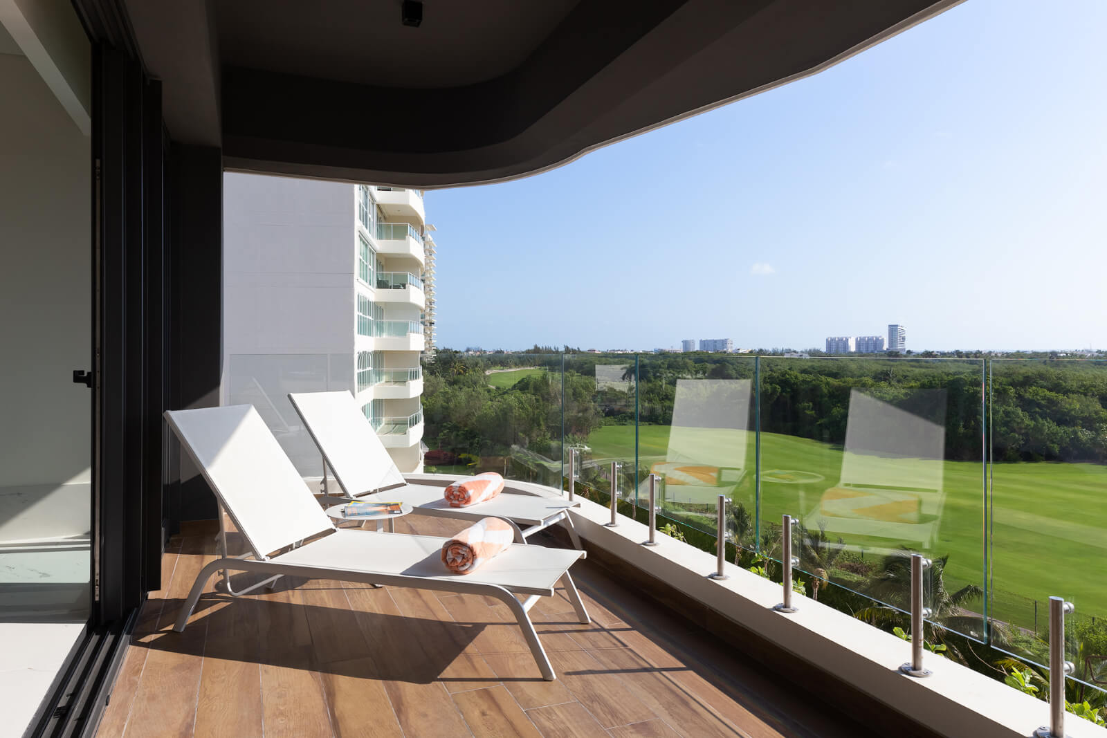 Condominio en edificio sustentable con vista al mar, campo de golf y reserva natural. Totalmente equipado y con amenidades, alberca