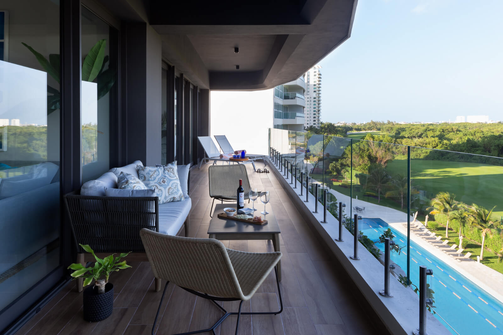 Penthouse with ocean view, private garden and terrace, has 4 bedrooms, private jacuzzi, roof top, TV room. In addition to amenities, pool