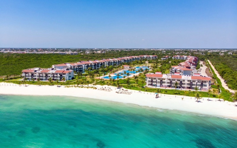 Departamento con vista al mar y Jacuzzi privado,3,000 m2 de Albercas, campo de Golf, Club de playa, en Corasol, en venta Playa del Carmen.