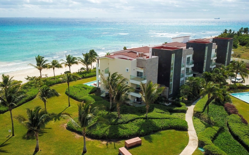 Ocean view penthouse with private jacuzzi. 3,000 m2 of pools, golf course, beach club, great emenities, for sale Playa del Carmen.