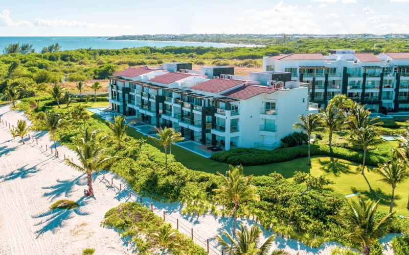 Condominio frente al mar con Jacuzzi privado, 3,000 m2 de Albercas, campo de Golf, Club de playa, Corasol, en venta Playa del Carmen.