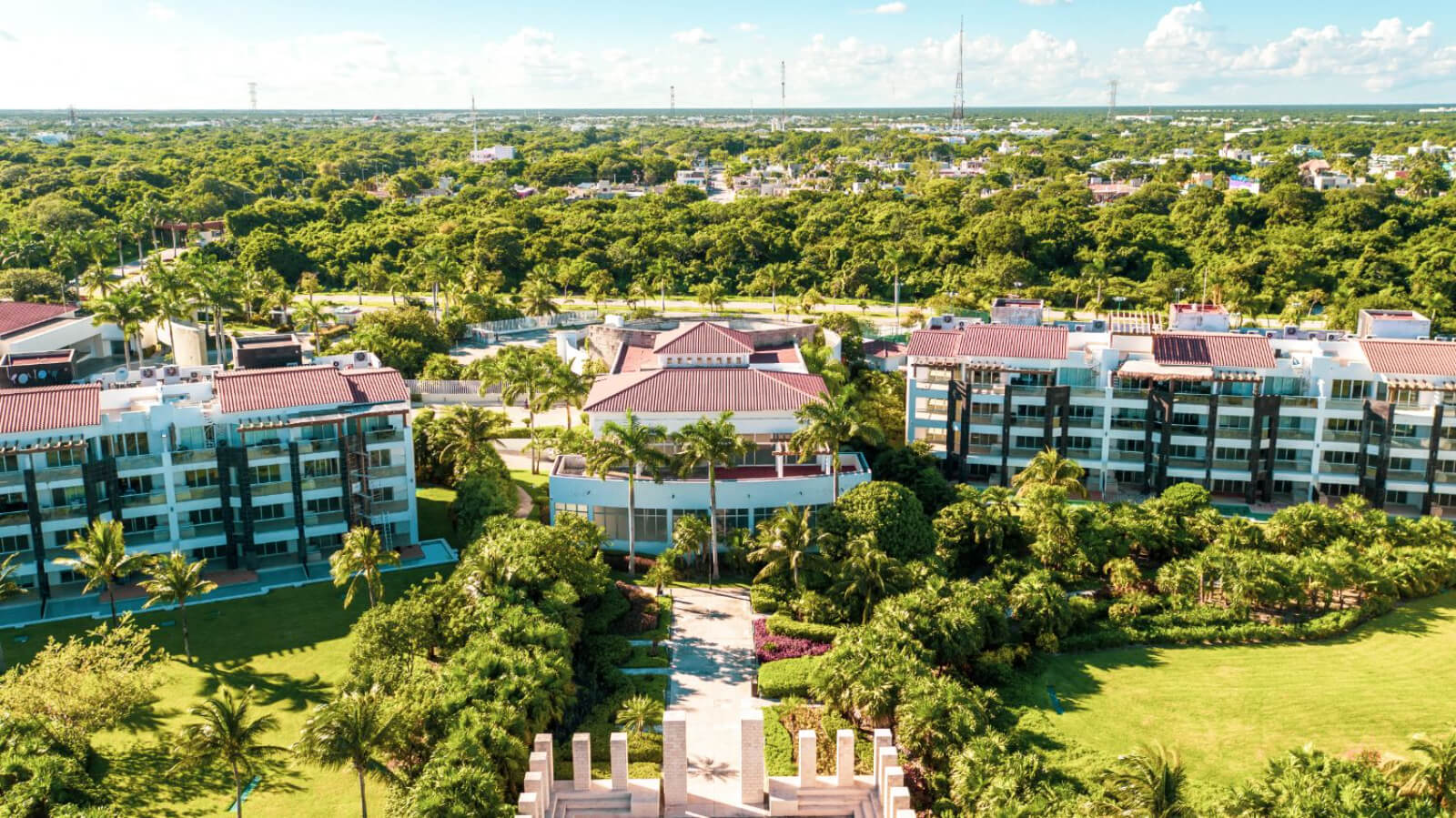 Penthouse terraza de 140 m2, vista al campo de golf, cuarto de servicio, casa club, cenotes, club de playa, parques, 2 estacionamientos tech