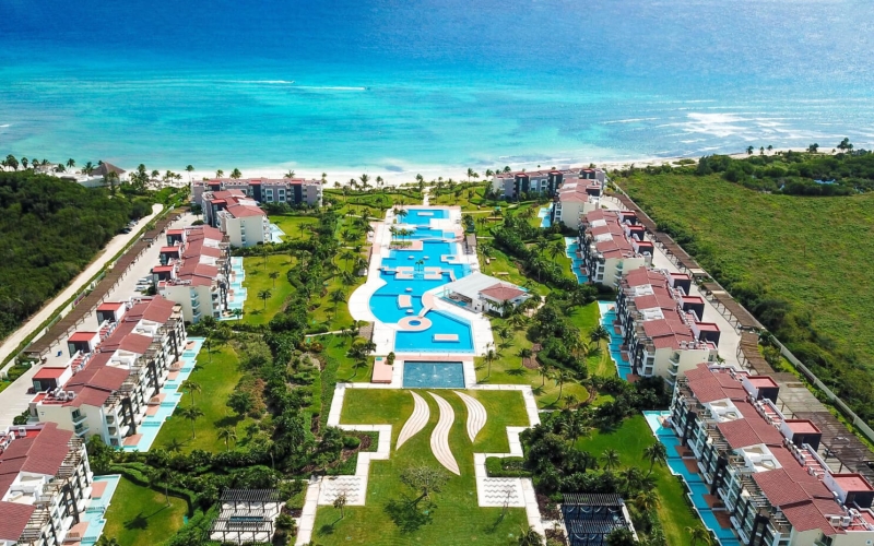 Beachfront condo with private pool, golf course, beach club, relaxing areas with hammocks, Corasol, for sale Playa del Carmen.