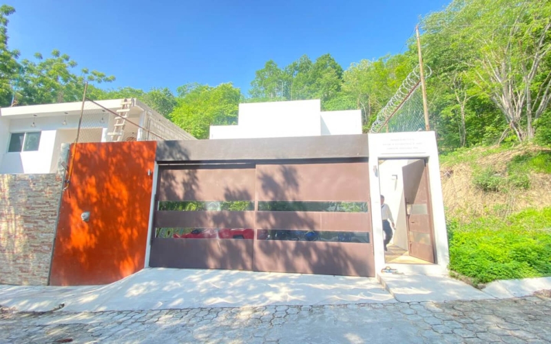 House with 4 bedrooms, jacuzzi, lock off, for sale in La Crucecita Huatulco