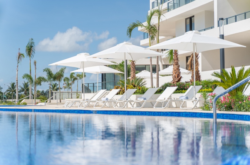 Condominio con Club de playa frente al mar, Alberca, gym y Salón de eventos, en  Costa mujeres,  Cancun.