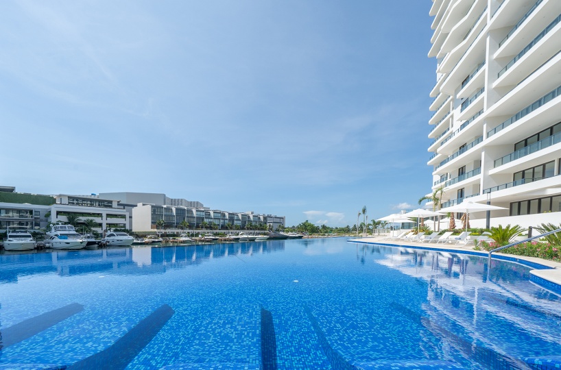 Beautiful view of the sea and the marina, apartment with amenities: infinity pool, spa, gym, lounge area, event room, lobby