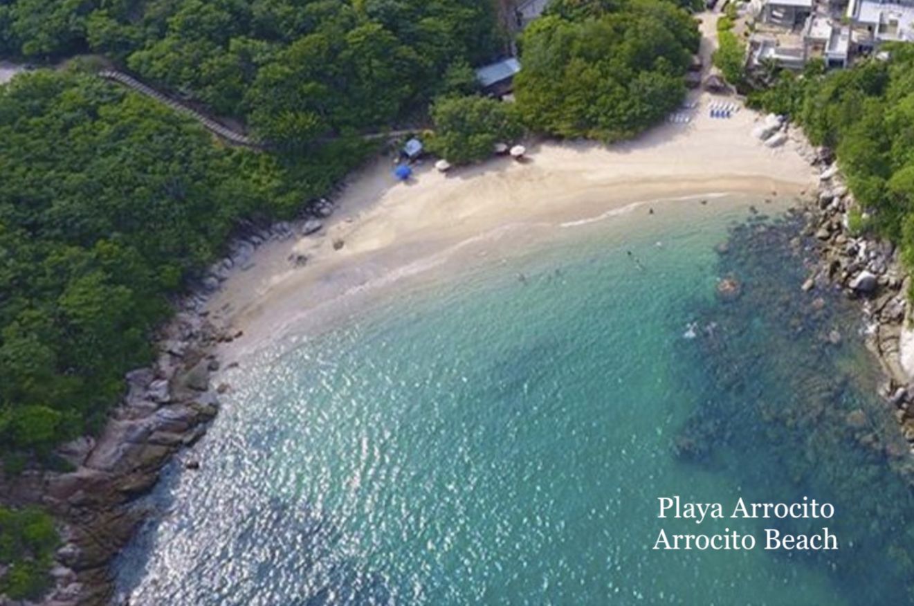 Casa frente al mar, club de playa con servicios de hotel, alberca privada, elevador, en Tangolunda Huatulco, en venta.