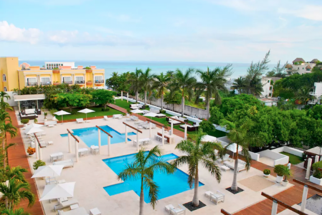 Two-story oceanfront penthouse with pool, pre-sale Playa del Carmen.