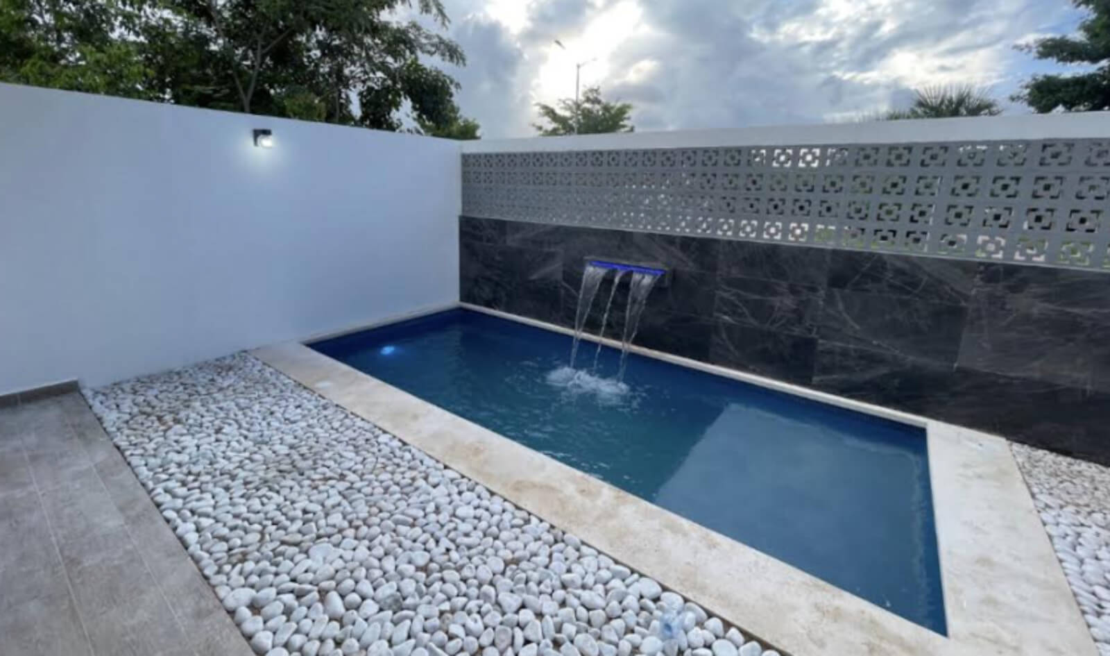 Casa con alberca privada, sala de tv, 1 terraza, 3 balcones, casa club con canchas deportivas y amenidades en residencial aqua, Cancun, vent