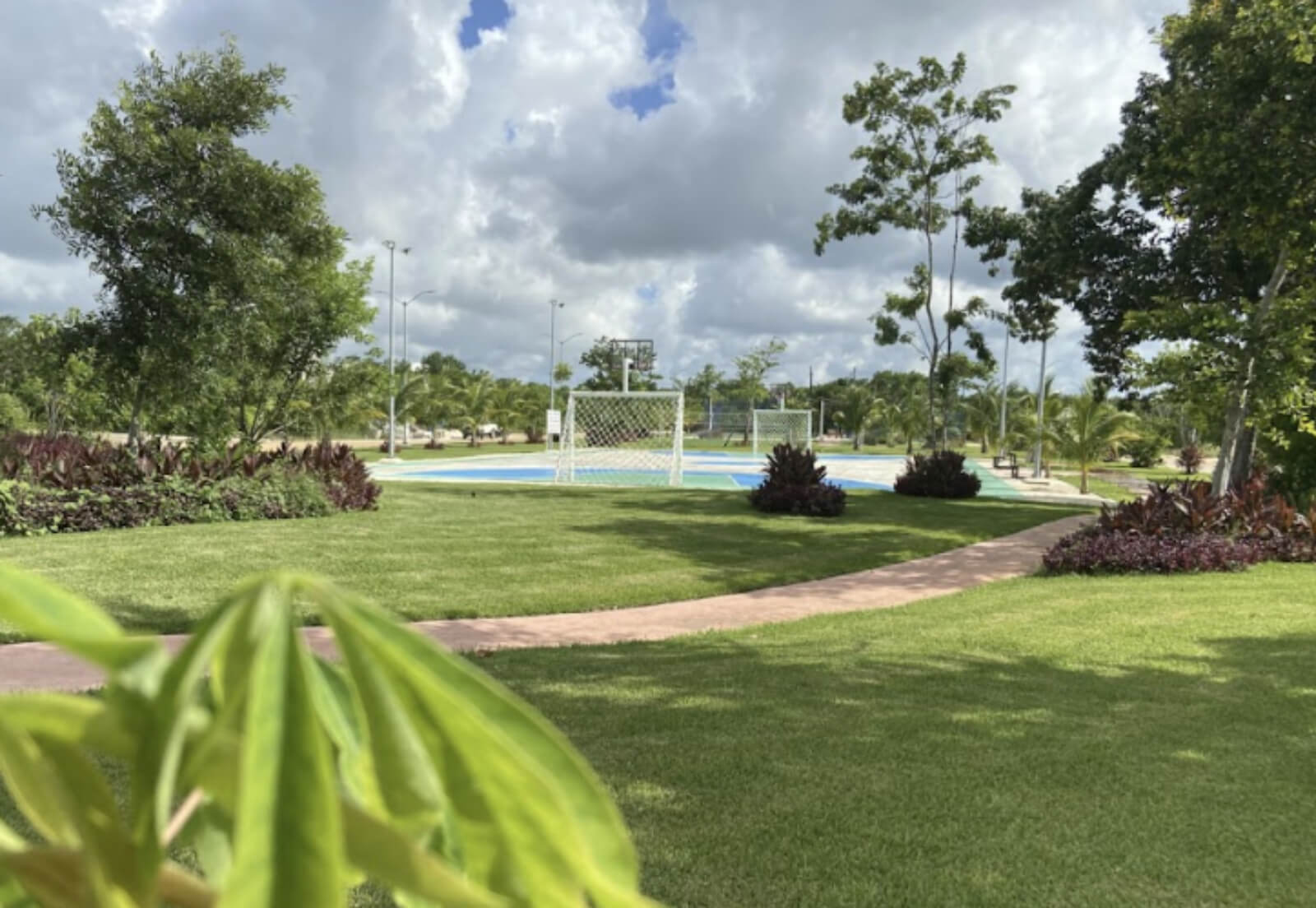 Casa con alberca privada, sala de tv, 1 terraza, 3 balcones, casa club con canchas deportivas y amenidades en residencial aqua, Cancun, vent