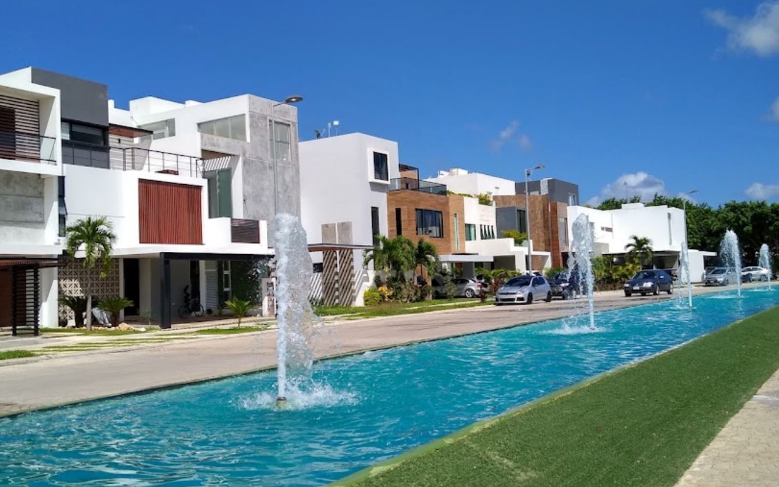 House with private pool, high ceilings for sale in Aqua gated community, Cancun.