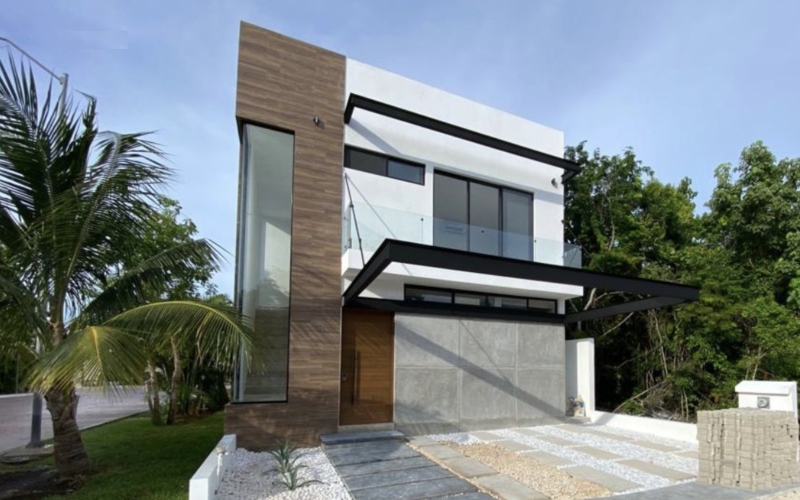 Casa con alberca privada, doble altura, piso de mármol, en residencial Rio, en venta Cancun