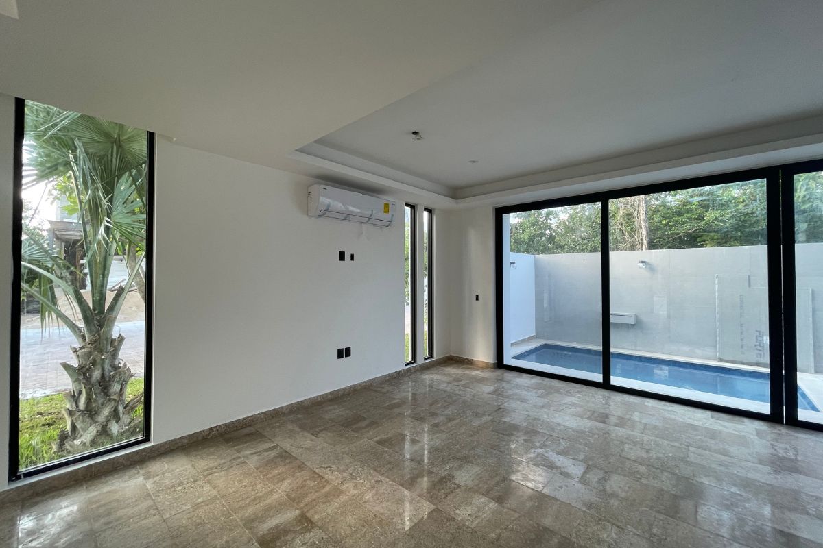 Casa con alberca privada, doble altura, pisos de mármol, en venta en Residencial Rio, Cancun