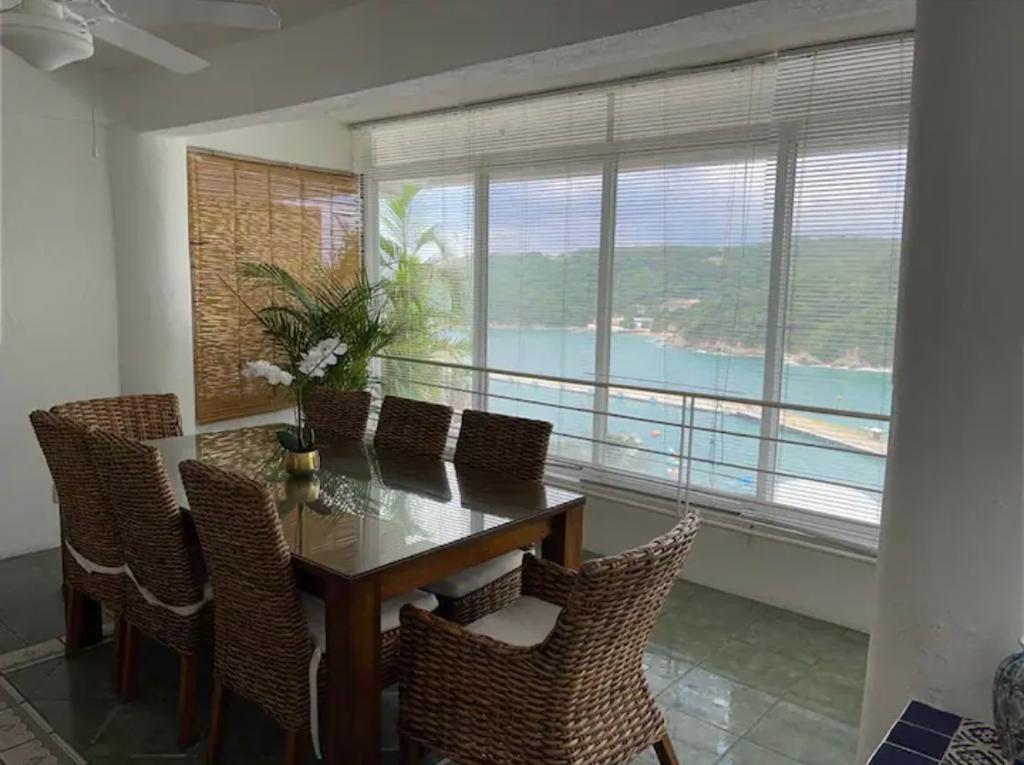 Villa with 5 bedrooms, private pool, palapa, study and service room, 3 minutes from the beach in Residencial Conejos for sale Huatulco.