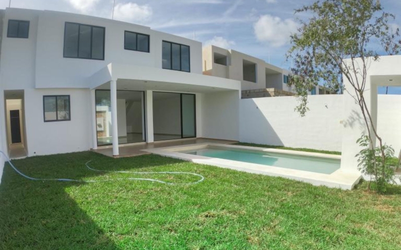Residence with garden and private pool, clubhouse, Zona Norte for sale, Merida.