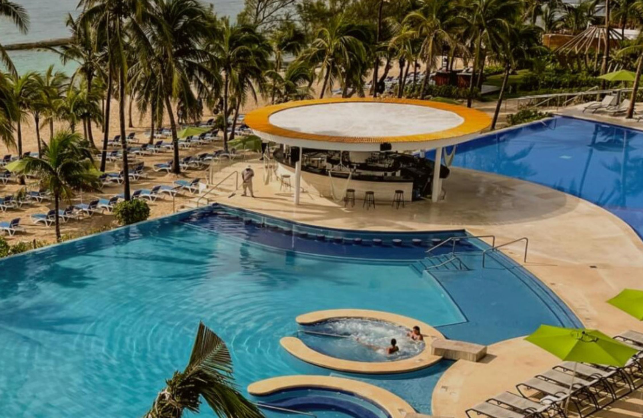 Luxury studio for sale in Playacar, 4 pools, playground for children, Pet zone, gym, clubhouse, restaurant, terrace bar, concierge and more,