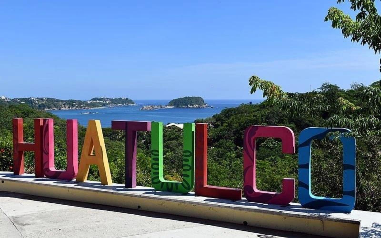 Luxury pet-friendly apartment with pool and gym for sale in Huatulco.