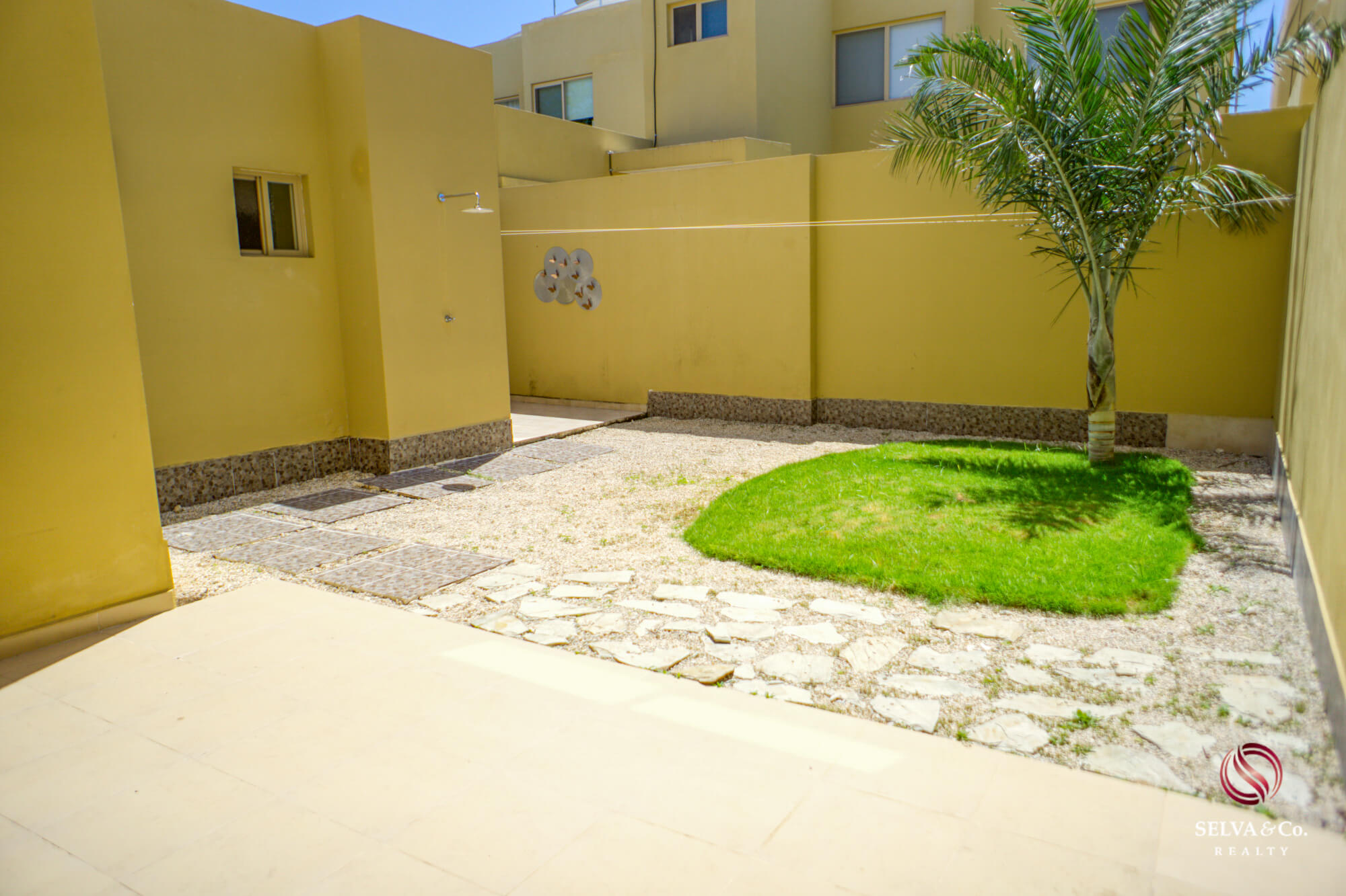 House in gated community with clubhouse, childrens playground, pool with swimming lane, paddle tennis court, 7,000 m2 of green areas, and m