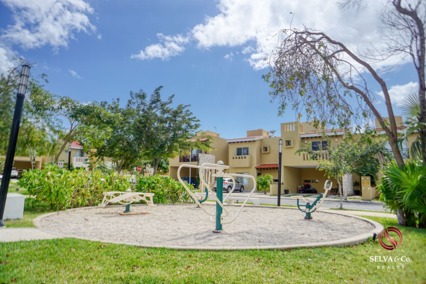 House in gated community with clubhouse, childrens playground, pool with swimming lane, paddle tennis court, 7,000 m2 of green areas, and m