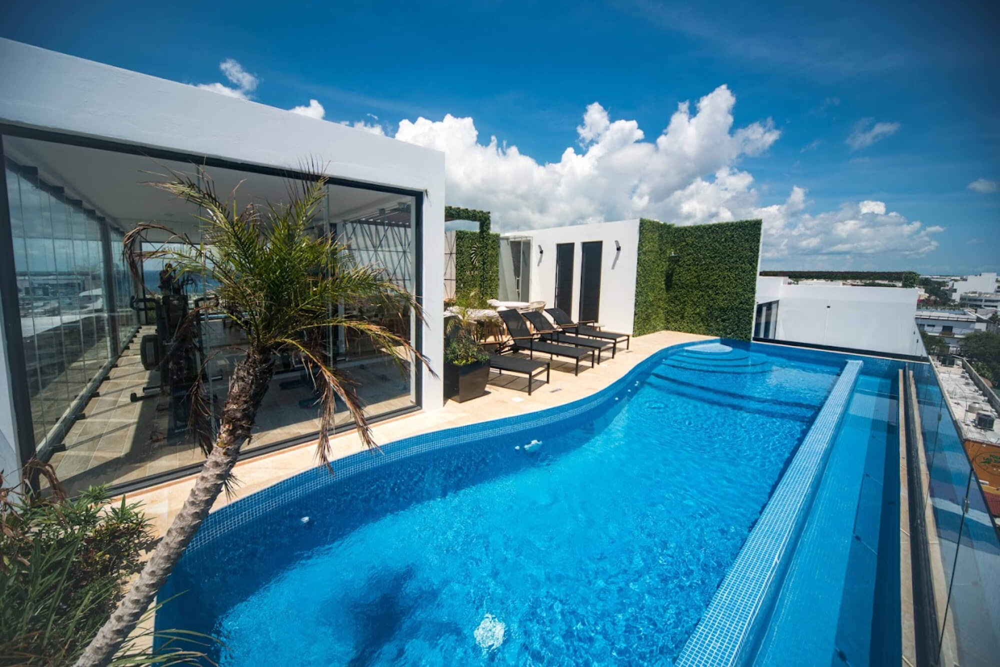 Departamento con terraza, espacios amplios, cuarto de servicio, Playa del Carmen