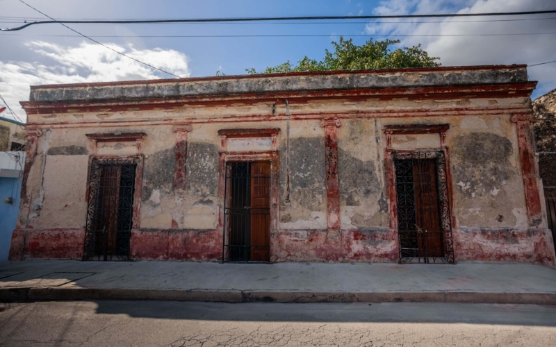 House in corner for sale in downtown Merida.