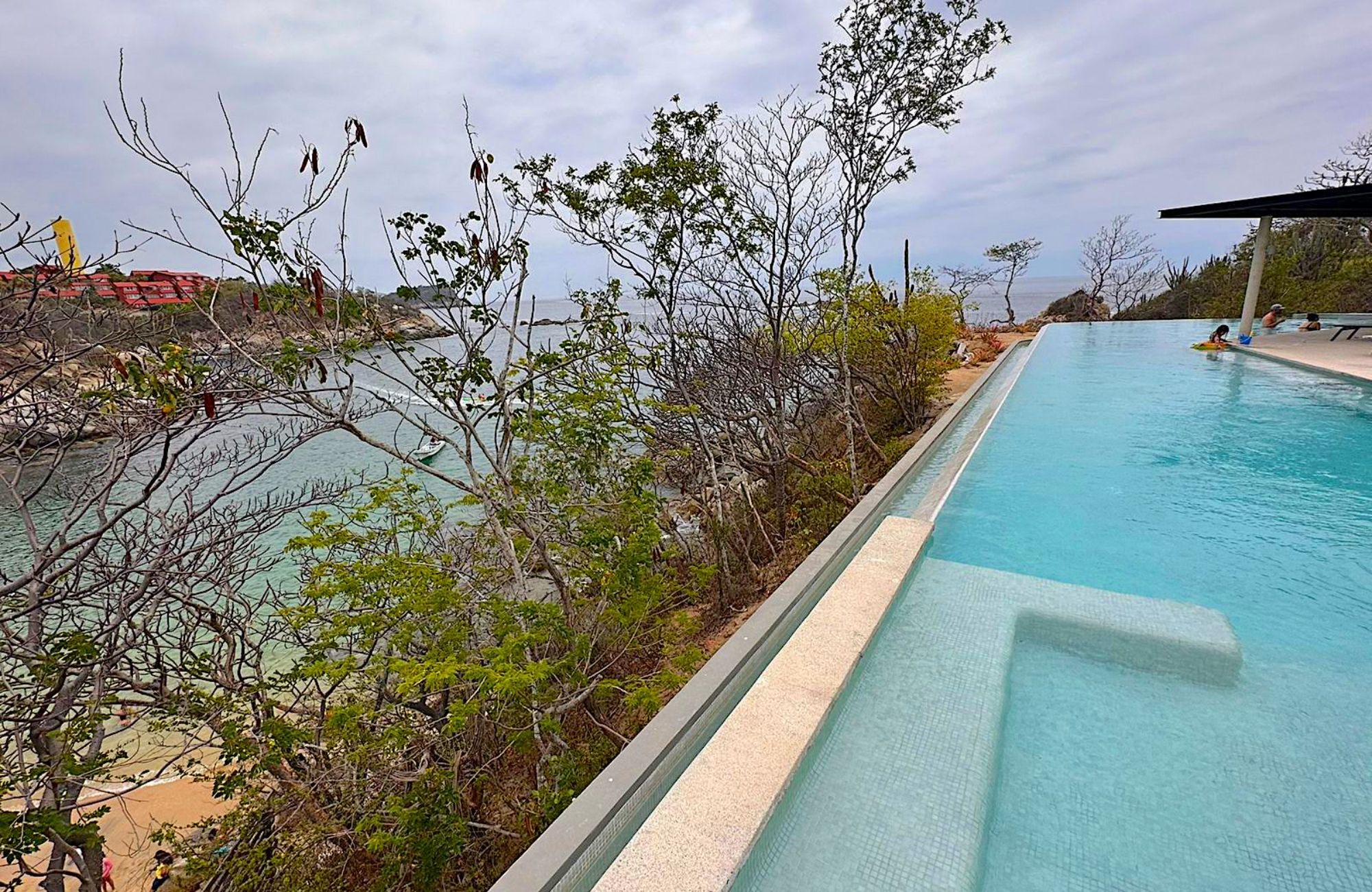 Apartment, mountain view, private pool, garden, for sale in Huatulco.