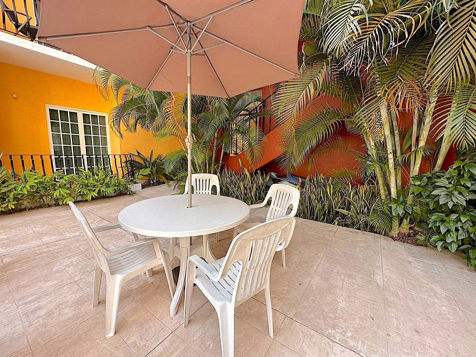 Condo steps from the marina, 3 minutes from the beach, high ceilings, infinity pool, spa, gym, children&amp;#39;s playgrpund and more