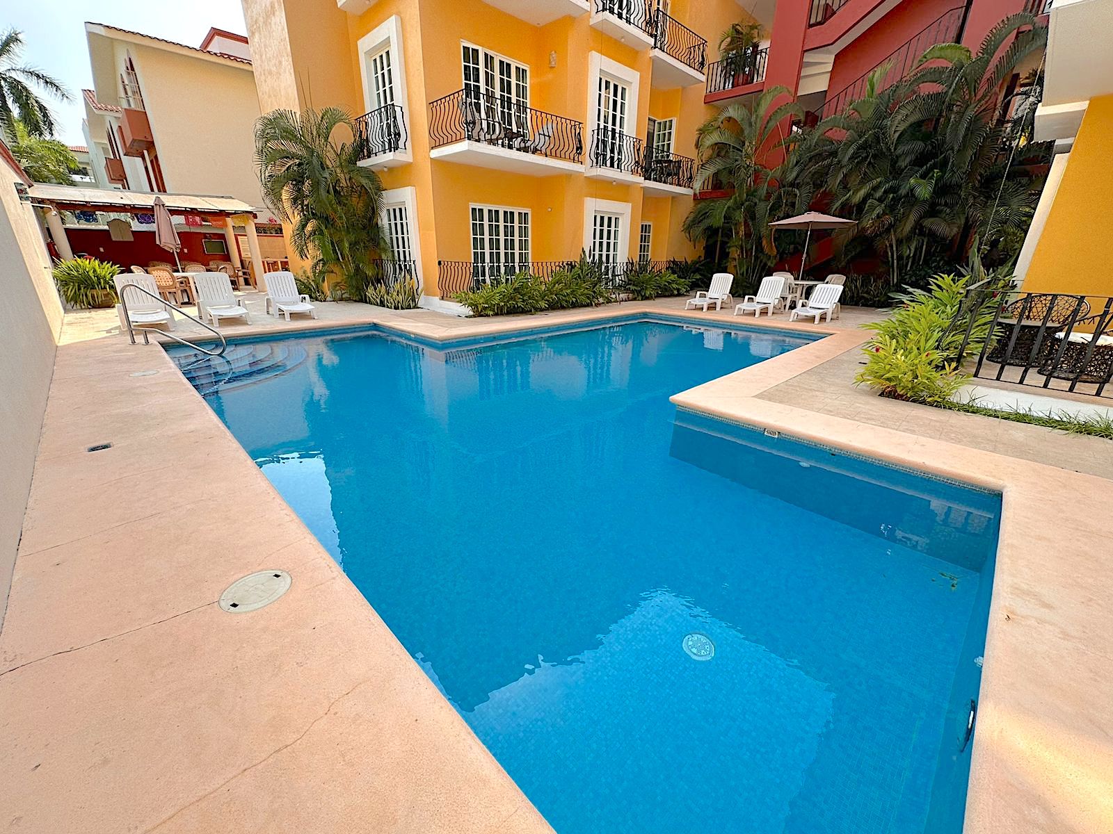 Condo steps from the marina, 3 minutes from the beach, high ceilings, infinity pool, spa, gym, children&amp;#39;s playgrpund and more