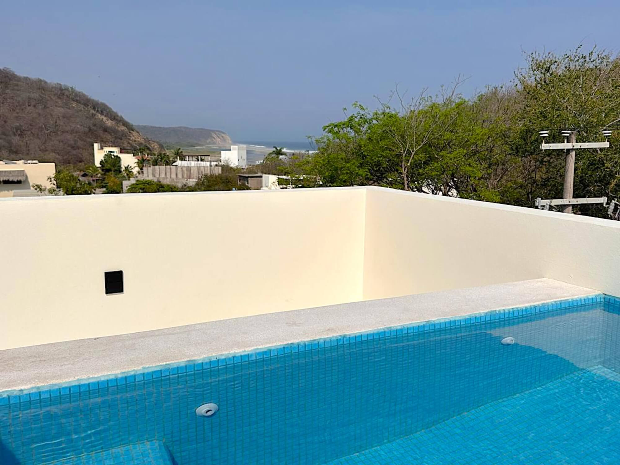 Villa con terraza vista al mar, elevador, panel solar, alberca privada, terreno de 780 m2, Residencial Conejos, comunidad con acceso al mar