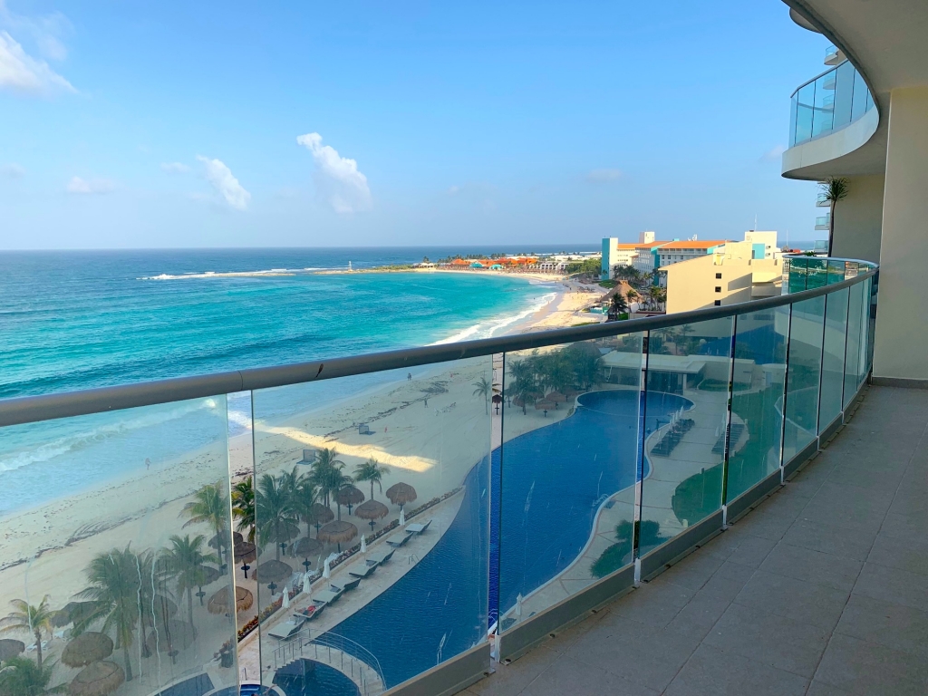 Beautiful apartment overlooking the sea and the marina, with amenities: infinity pool, spa, gym, lounge area, event room, lobby