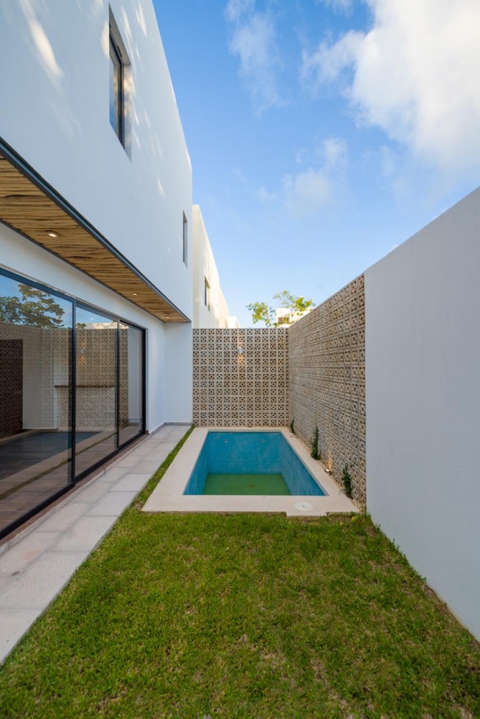 Casa con alberca privada, jardin interior, casa club con canchas deportivas, Residencial Aqua, Cancun, en venta.