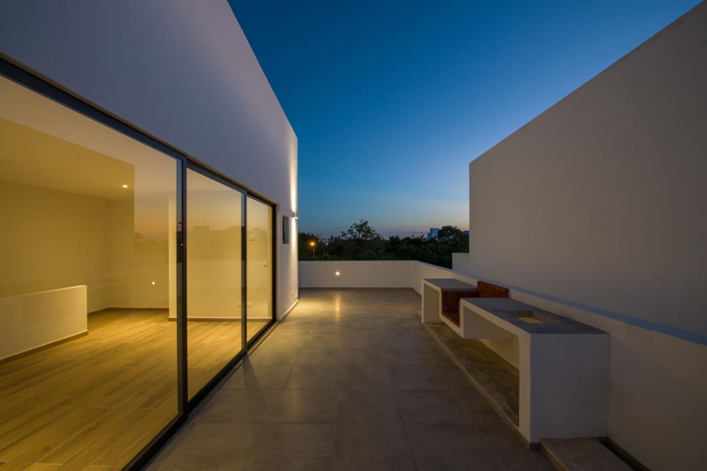 Casa con alberca privada, jardin interior, casa club con canchas deportivas, Residencial Aqua, Cancun, en venta.