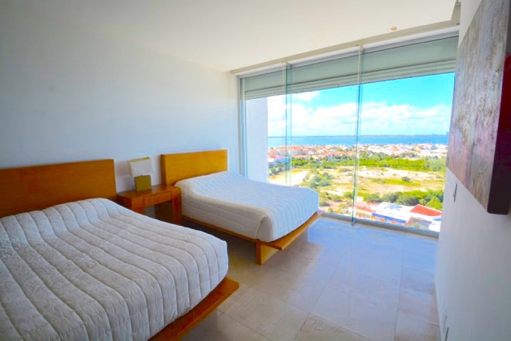 Luxury apartment with beautiful views of the sea and the marina, with amenities: infinity pool, spa, gym, lounge area, event room, lobby