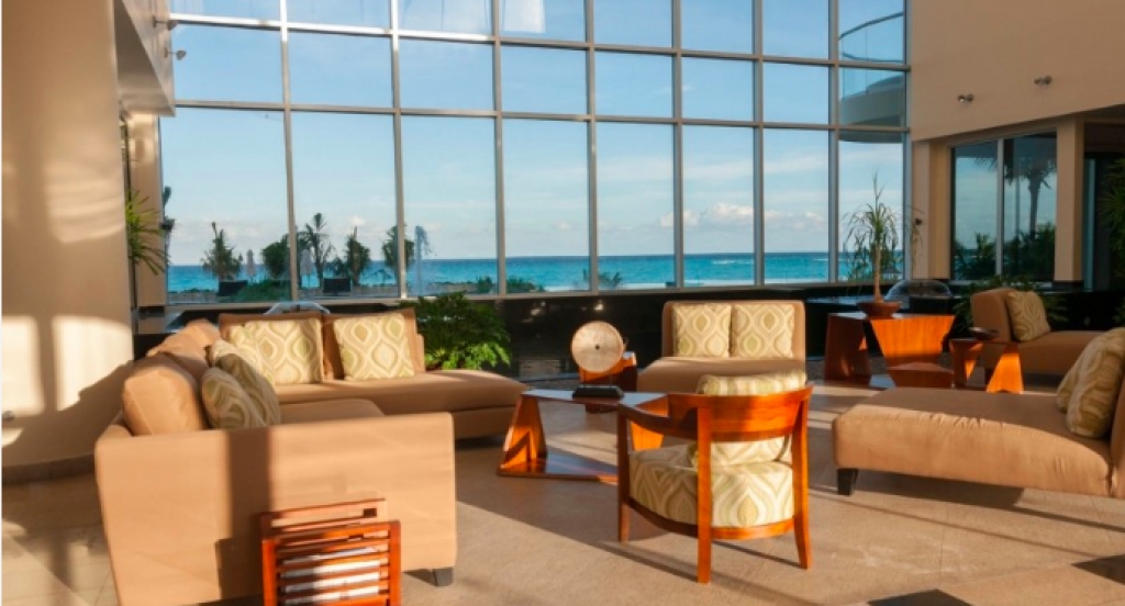 Luxury condo in front of the marina, views of the golf course and nature reserve.