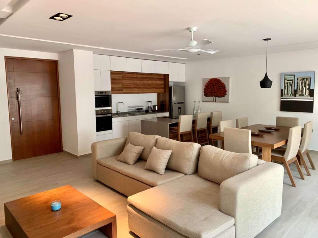 Departamento en residencial privado con casa club y amenidades, cocina con cuarzo natural y pisos de mármol en Aldea Zama, venta, Tulum.