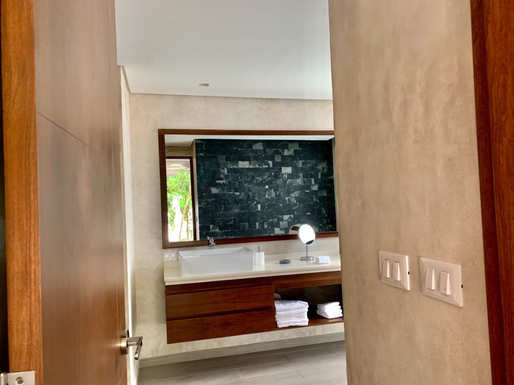 Departamento en residencial privado con casa club y amenidades, cocina con cuarzo natural y pisos de mármol en Aldea Zama, venta, Tulum.